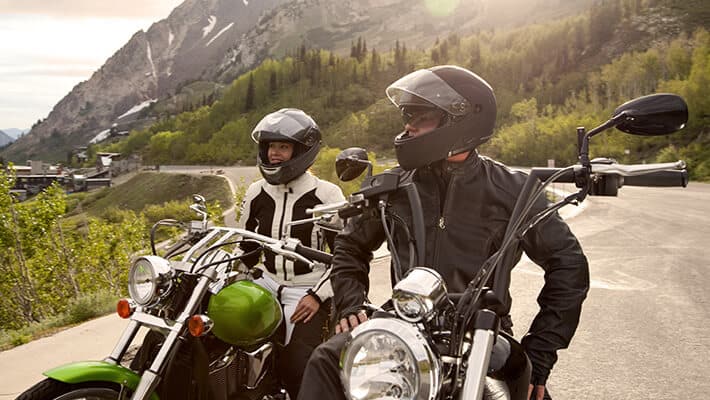 La importancia de usar el casco cuando viajas en moto