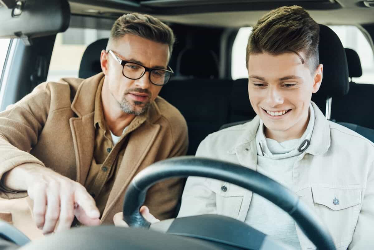 debo incluir a mi hijo en el seguro de auto adolescente