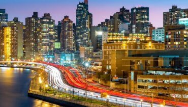 Rascacielos y edificios de la ciudad de Nueva York con las luces encendidas entre la noche