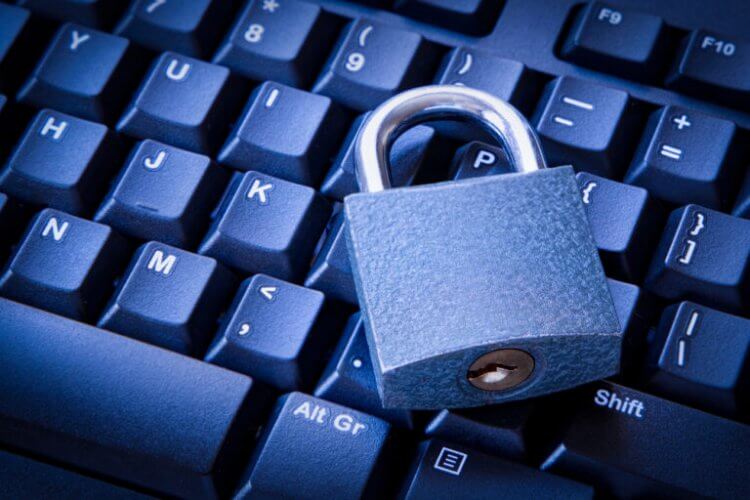 Candado grande de seguridad sobre la superficie de un teclado de computador negro