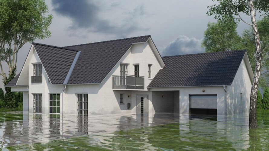 Casa grande blanca de ventanales completamente inundada que no tiene un seguro contra inundaciones