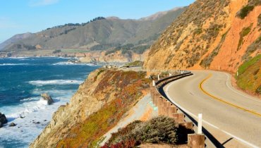 Carretera para autos al lado del mar y las montañas del estado de California