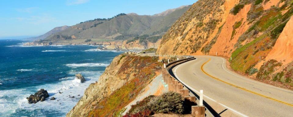 Carretera para autos al lado del mar y las montañas del estado de California