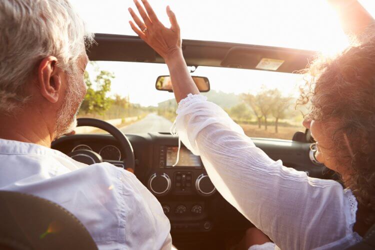 vista trasera de pareja mayor hispana en auto