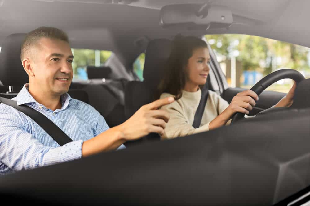 pareja hispana en auto conduciendo