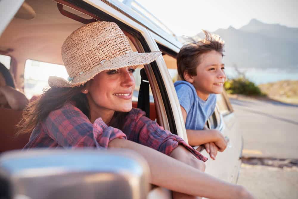 mama e hijo en auto con aseguranza viendo por la ventana