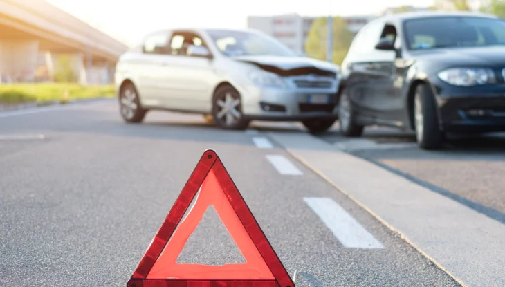 Señalización de accidente de auto.