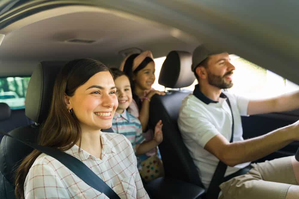 familia feliz viajando en auto a mexico con seguro de auto