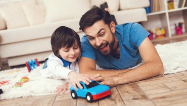 padre e hijo jugando en su hogar