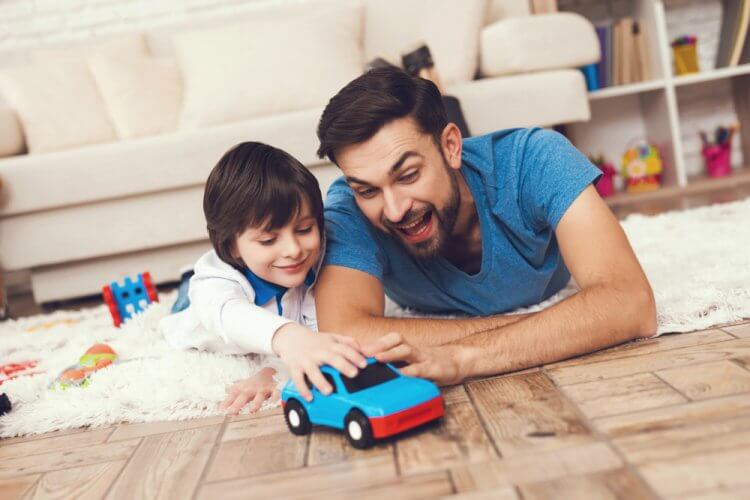 padre e hijo jugando en su hogar