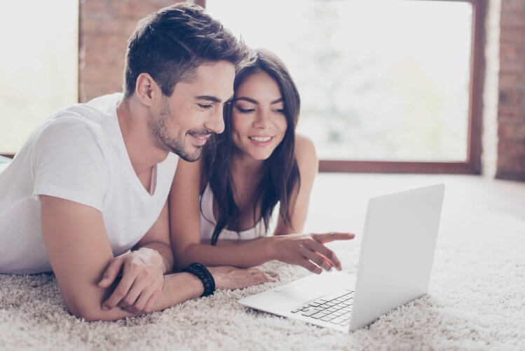 Pareja eligiendo seguros en línea