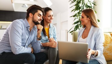 Pareja eligiendo opciones de seguros con agente Freeway