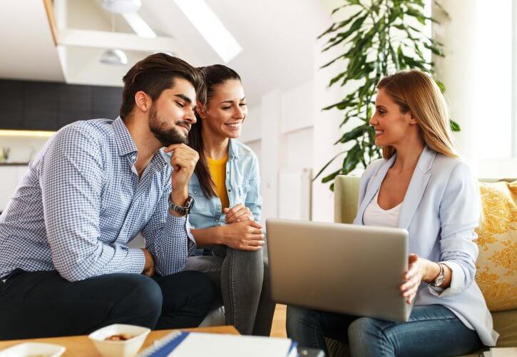Pareja eligiendo opciones de seguros con agente Freeway