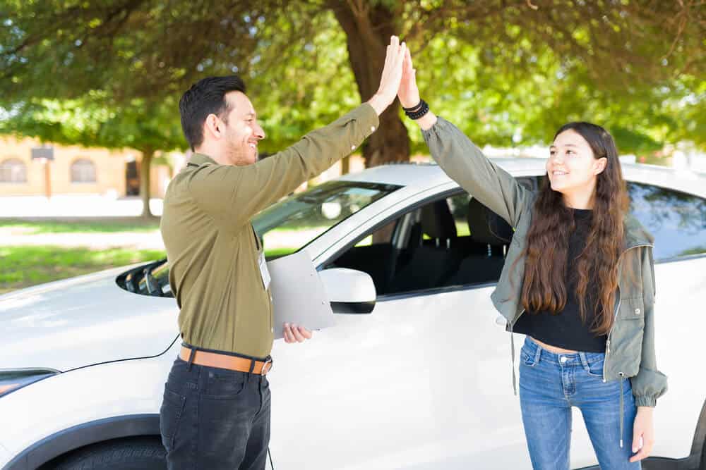 Joven conductora recibiendo clases de manejo