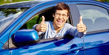 Image of a 7 tips para bajar el costo de seguro de carro para conductores jóvenes