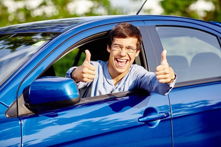 Joven conductor asegurado