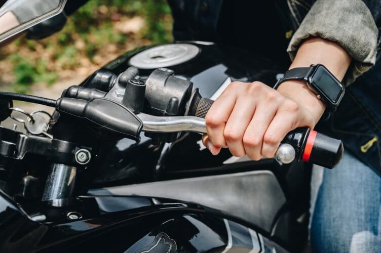 Acercamiento-al-timon-de-motocicleta-mostrando-mano-de-conductor-en-el-clutch