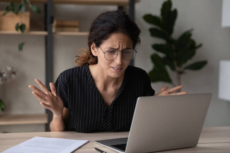 mujer buscando seguros de carros economicos en USA