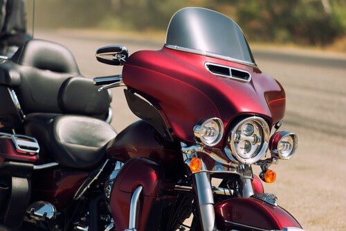 Moto cruiser roja en la carretera