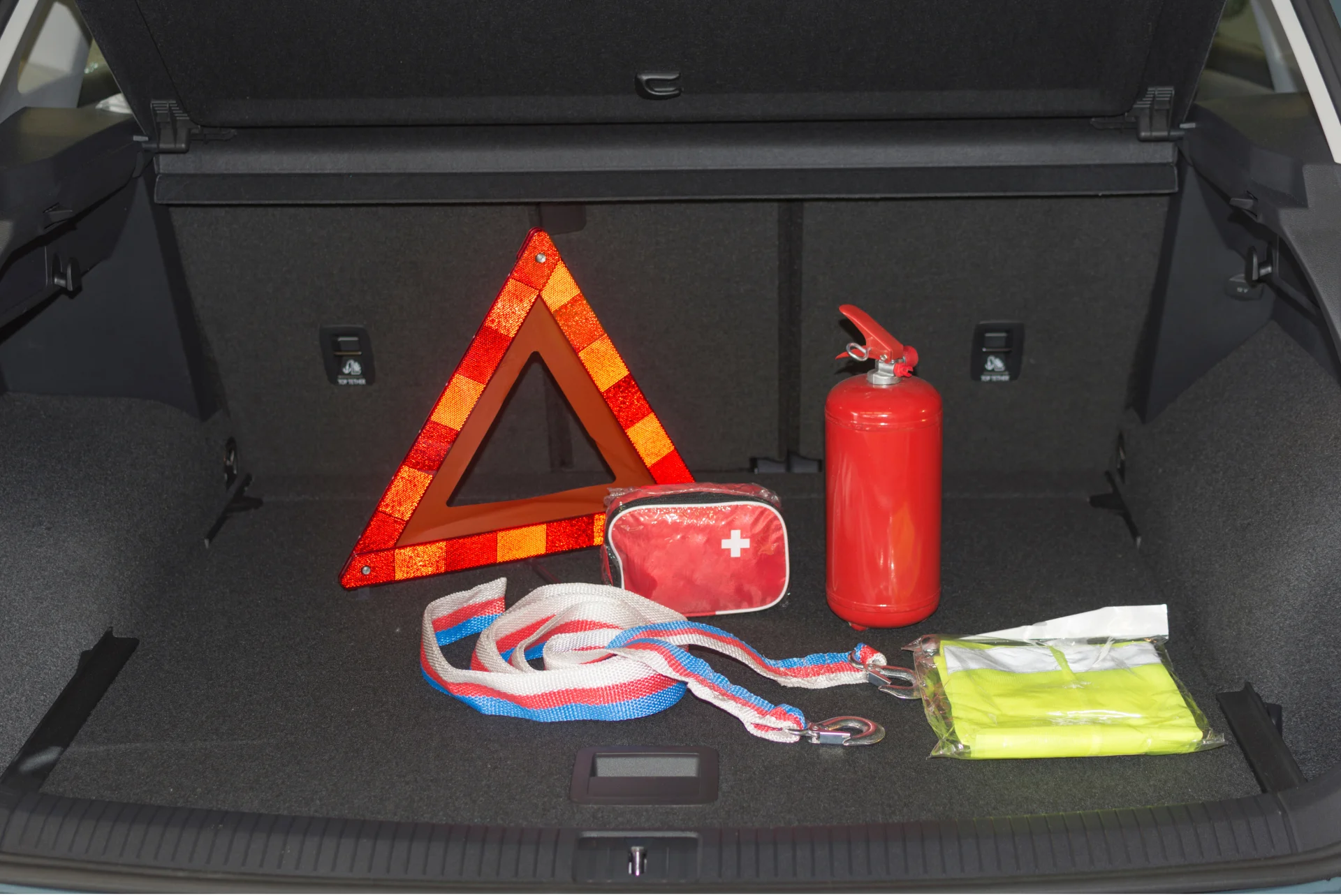 El kit de emergencia que tienes que llevar en el coche: lo obligatorio de  la DGT y lo aconsejable