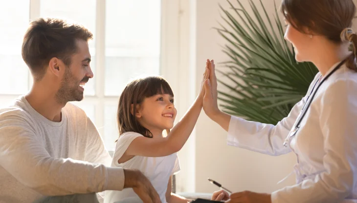 Familia recibiendo atención médica.