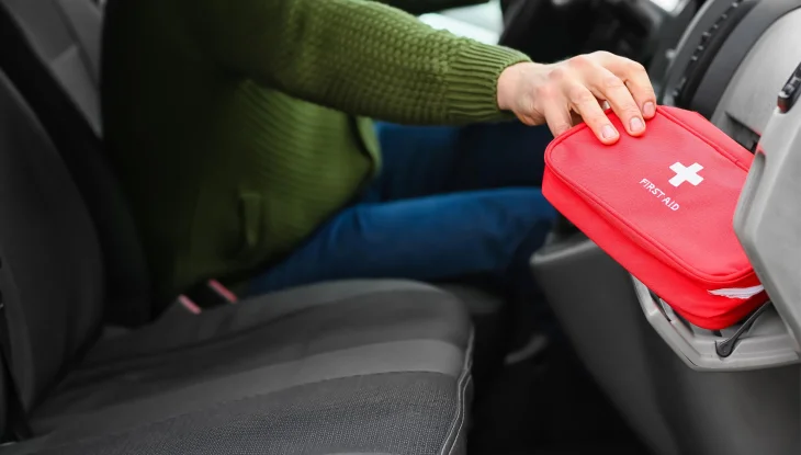 Dónde debe ir el kit de primeros auxilios del carro.