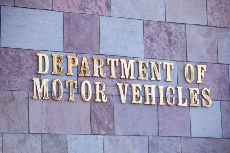 como registrar un carro en el dmv