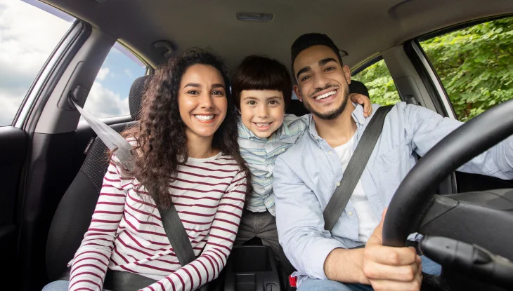 Familia con seguro de auto.