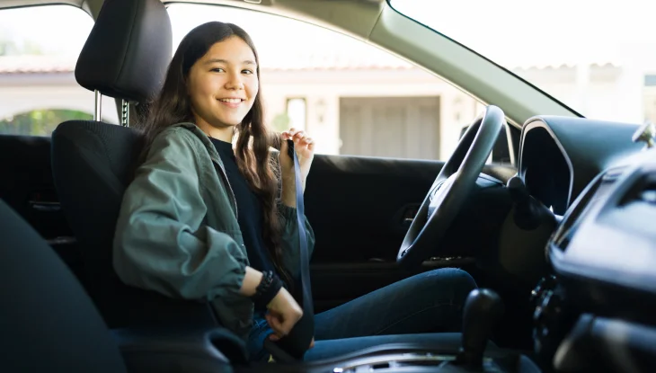 Joven en auto con aseguranza.