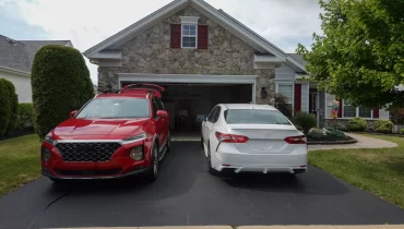 Carros con seguro estacionados.