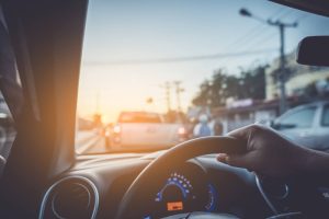 Conductor al volante durante un trayecto en carretera relacionado con el historial de manejo en USA.