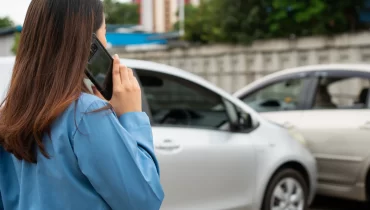 Mujer reportando un accidente de auto.