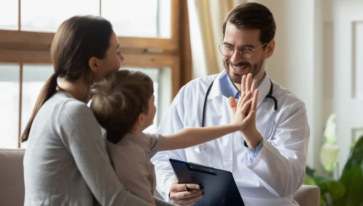 Familia asegurada recibiendo atención médica.