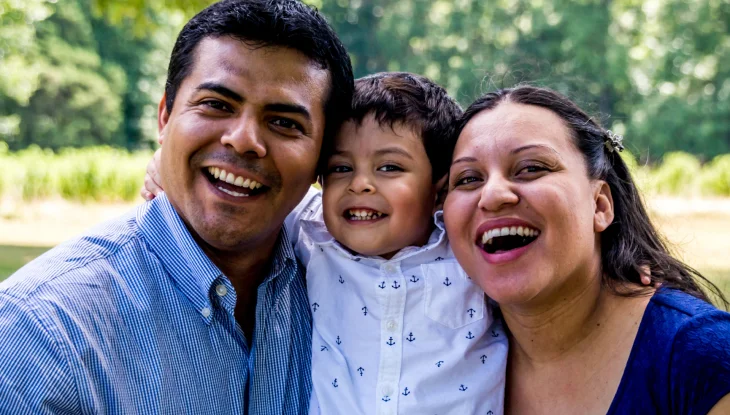 Familia feliz con seguro médico.