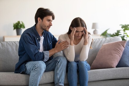 Pareja preocupada por perder su seguro médico