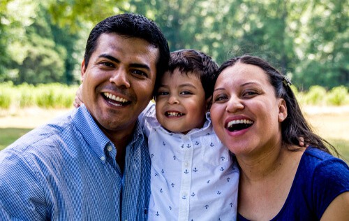 Pareja latina feliz por recuperar su seguro médico después de la emergencia de salud pública (PHE)