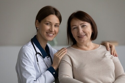 Paciente y doctora felices por tener una alternativa a la Cobertura de salud Medicaid