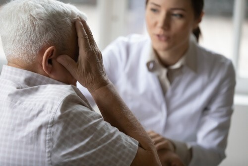 Anciano preocupado porque va a perder su Cobertura de salud Medicaid