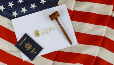 Bandera y pasaporte de USA.