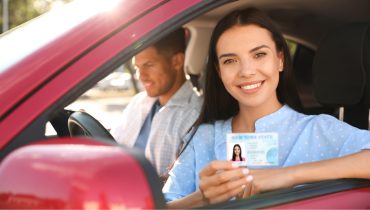 Mujer joven con su licencia de conducir.