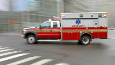 Ambulancia en la calle.