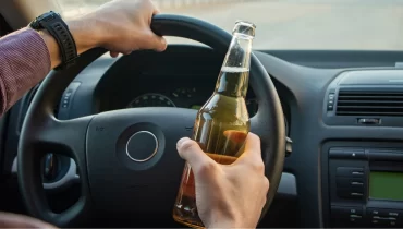 Conducir bebiendo alcohol.