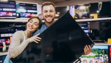 Pareja comprando televisor en USA.