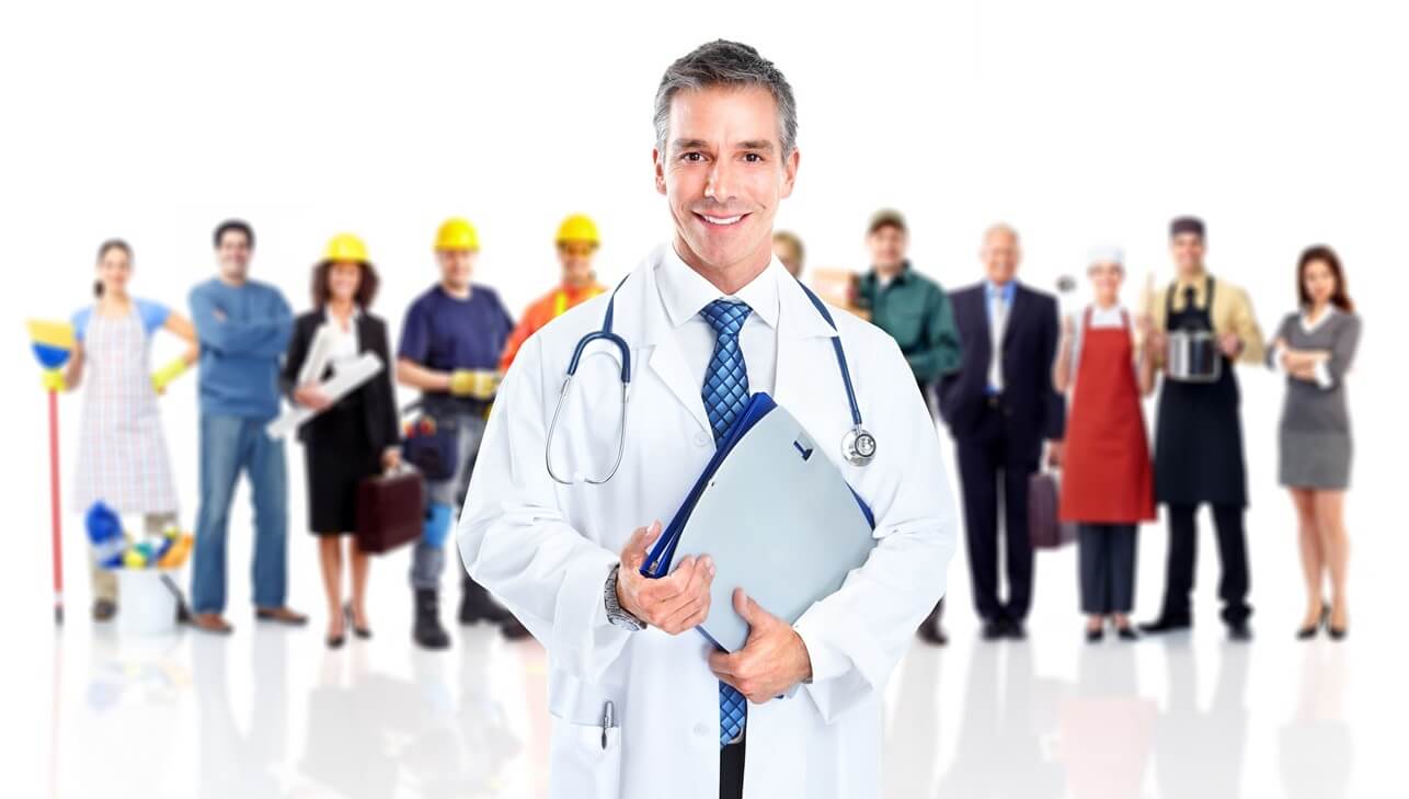medico apoyando un seguro de salud para empresas y trabajadores de calidad