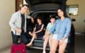 Familia sonriendo a punto de salir a un viaje protegidos con la asistencia en carretera de Freeway Insurance