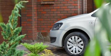 ¿Qué puedo hacer si un auto obstruye mi entrada?