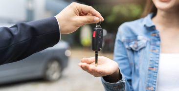 ¿Puedo asegurar un carro sin estar a mi nombre?