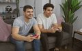 Dos hombres con un seguro para inquilinos por ser roommates