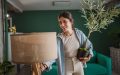 Mujer en su casa pensando si deberia adquirir un seguro de propietarios vs seguro de inquilinos