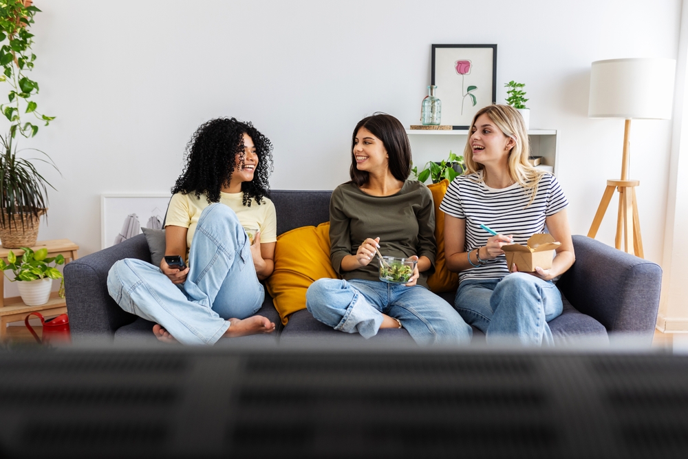 Tres mujeres con un seguro para inquilinos por ser roommates